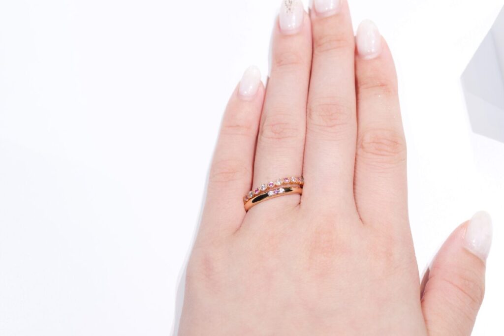 SOのハーフエタニティをつけた手元