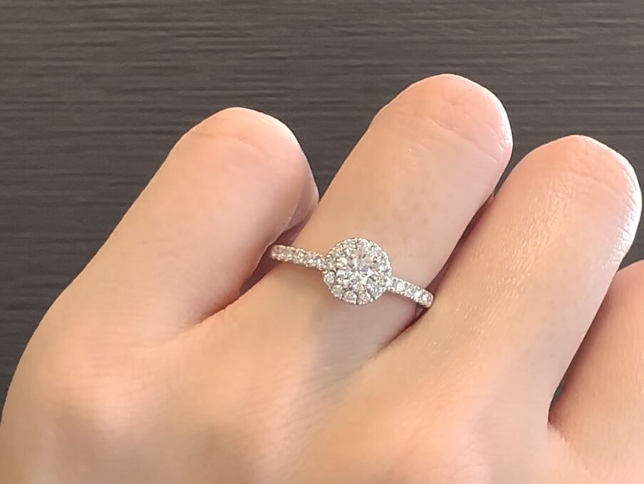 ポンテヴェキオの婚約指輪　ブーケ　着用画像