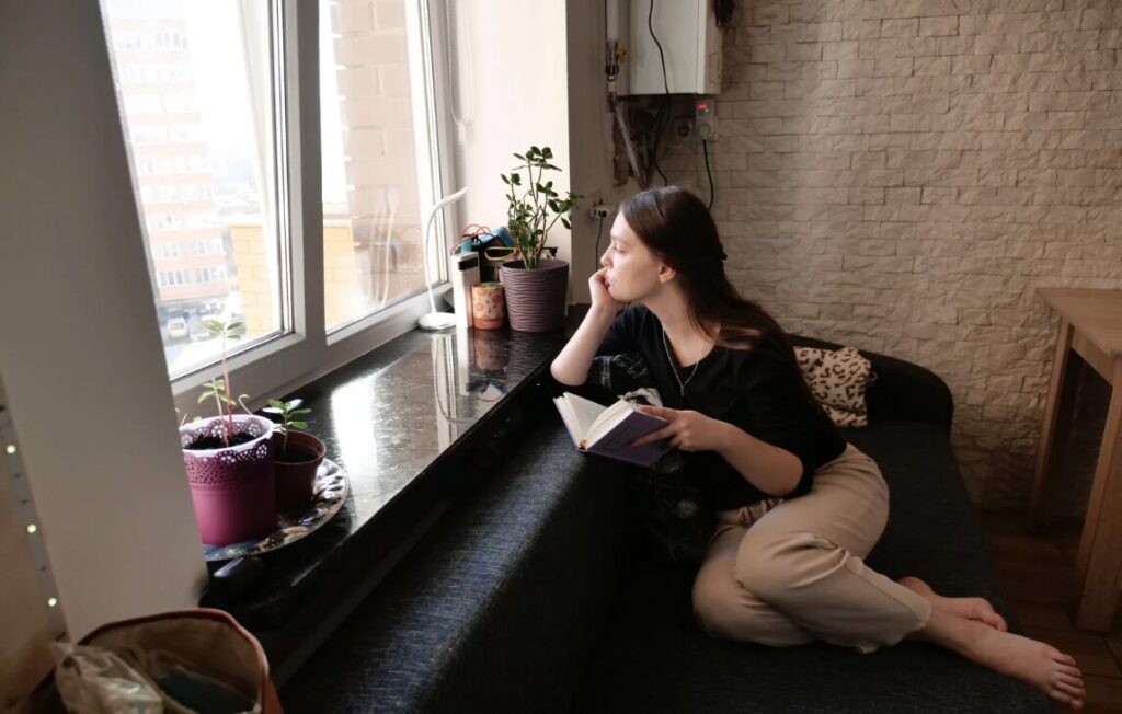 悩んでいる女性