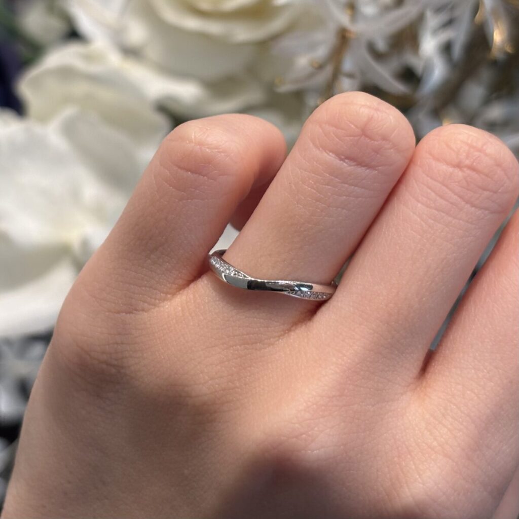 側面にダイヤの入った　NIWAKAの結婚指輪 茜雲