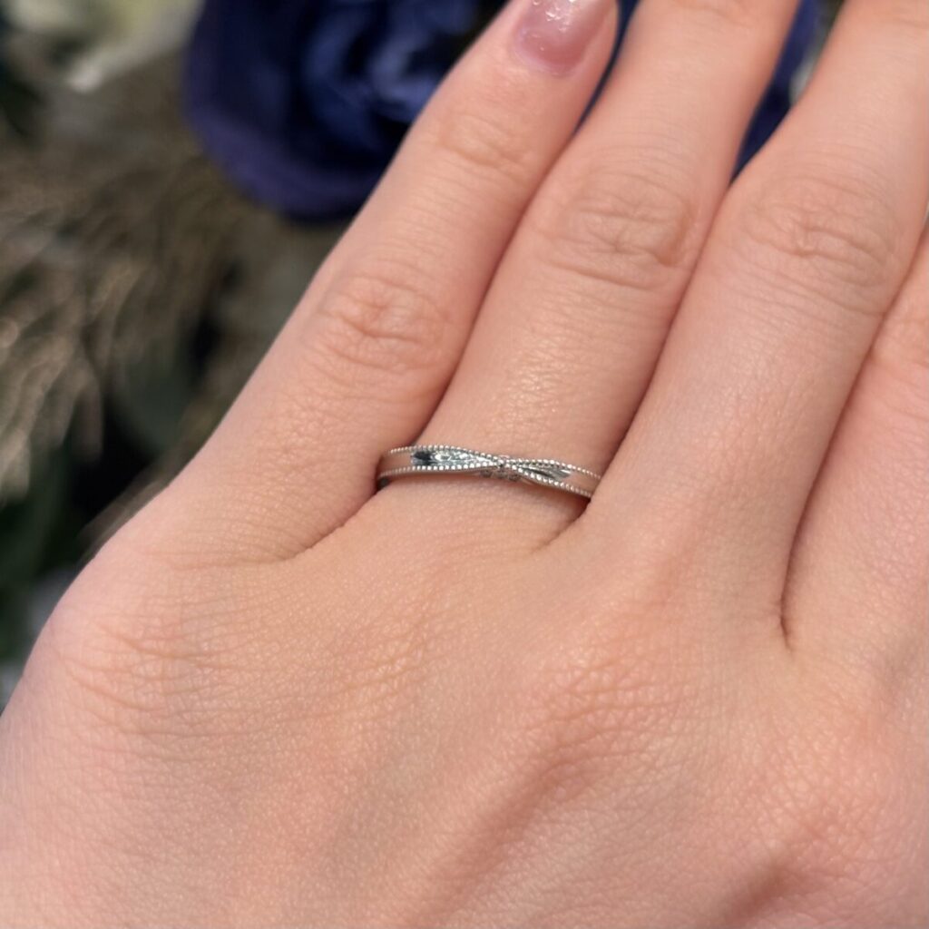 ラブボンドの結婚指輪リボンをつけた手元