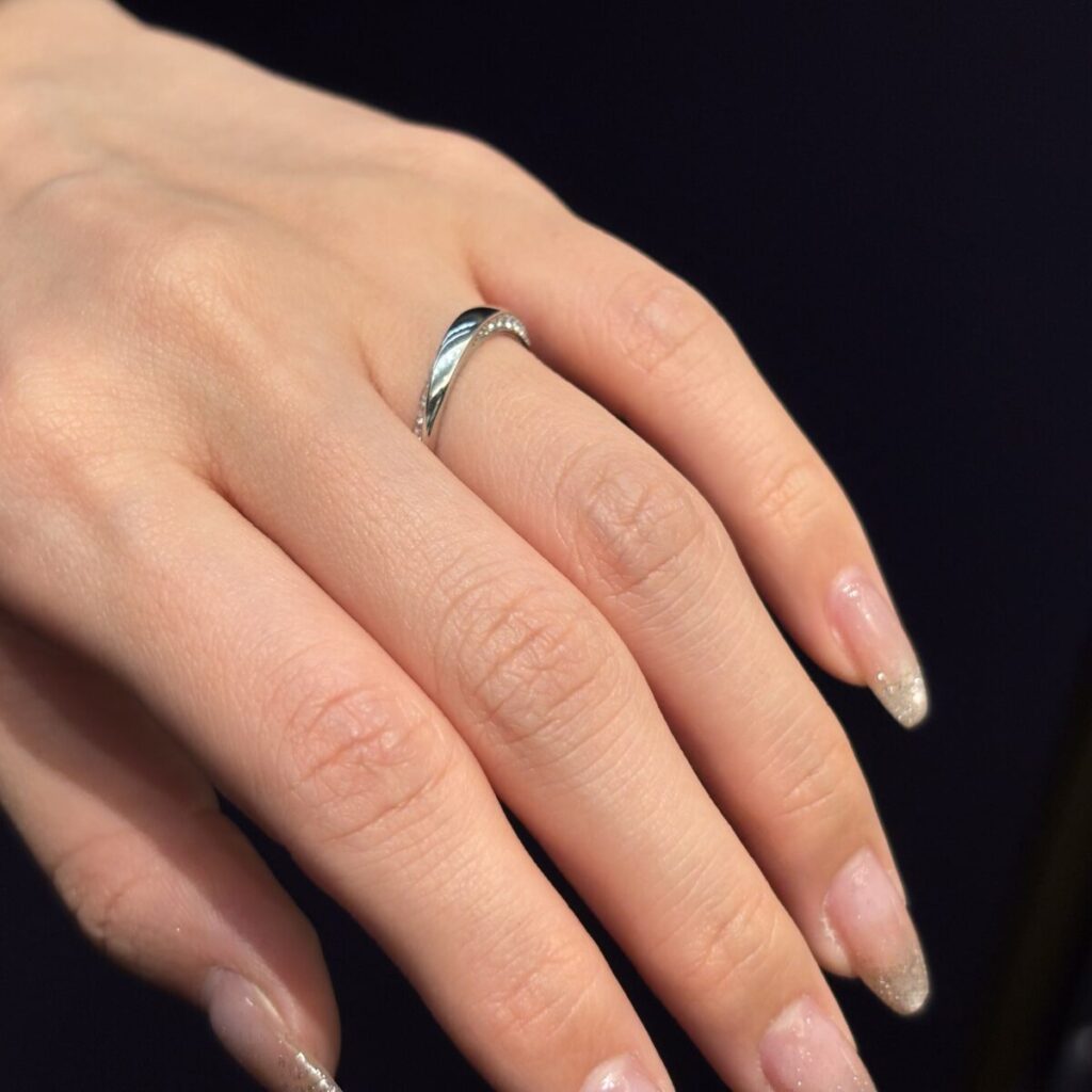 側面にダイヤの入った　NIWAKAの結婚指輪 凛