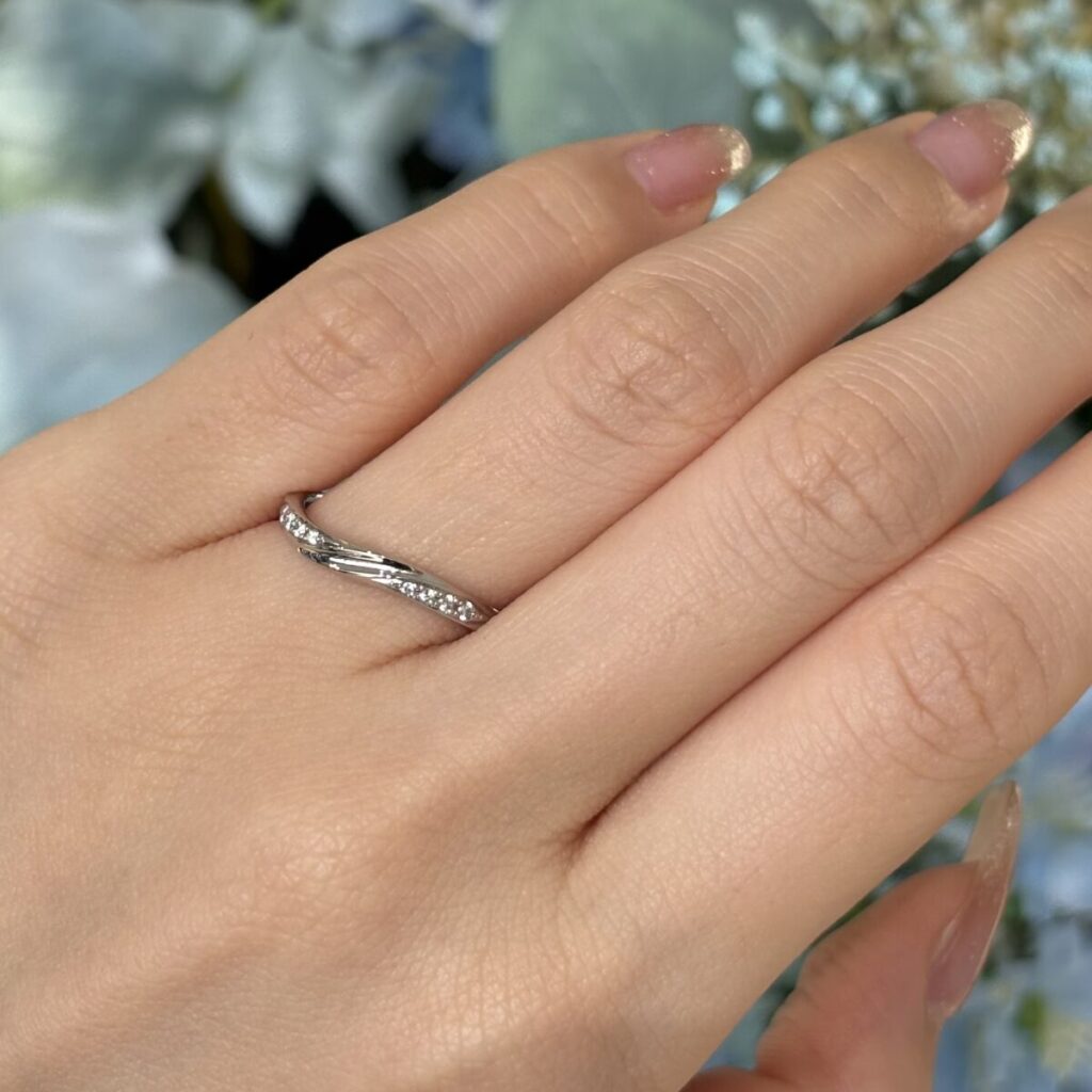 側面にダイヤの入った　サムシングブルーの結婚指輪 インフィニティ