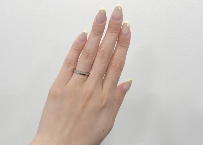 結婚指輪をつけた手元