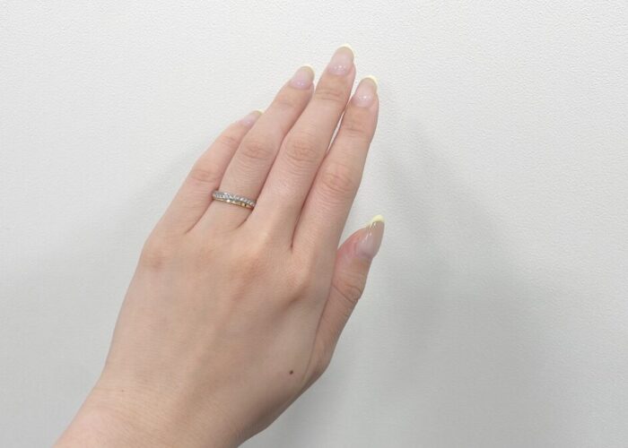 結婚指輪をつけた手元