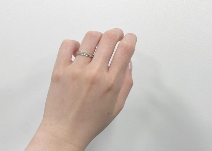 結婚指輪をつけた手元