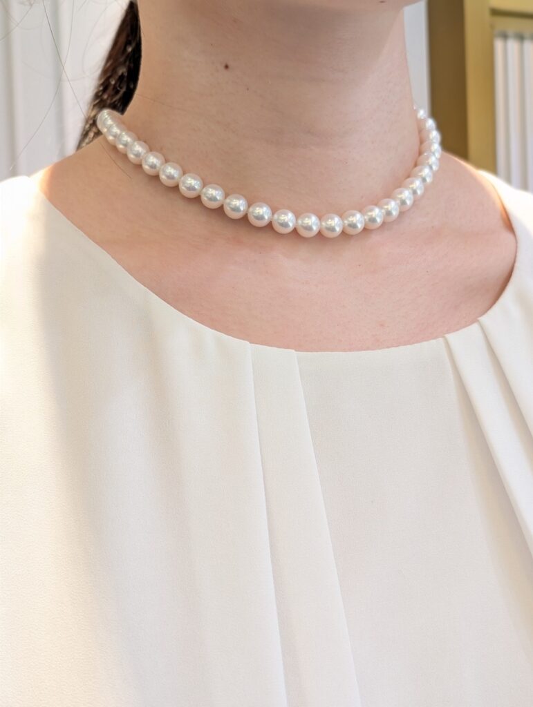 優花真珠 ネックレスをつけた首元
