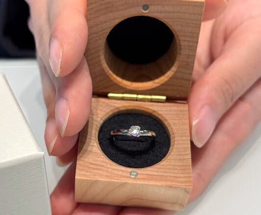 ブルーの発色をしているSORAの婚約指輪