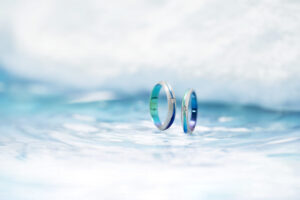 【水色の結婚指輪】幸せを引き寄せる水色のダイヤや指輪のデザイン特集