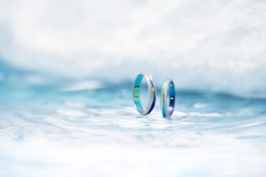 【水色の結婚指輪】幸せを引き寄せる水色のダイヤや指輪のデザイン特集