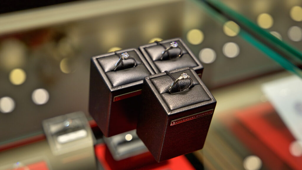 ラザールダイヤモンドの婚約指輪