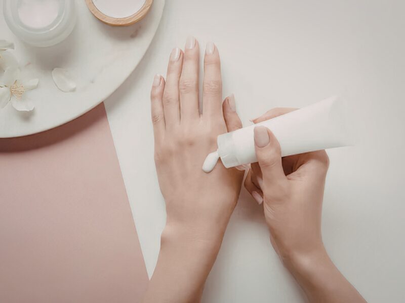 ハンドクリームを塗る手元