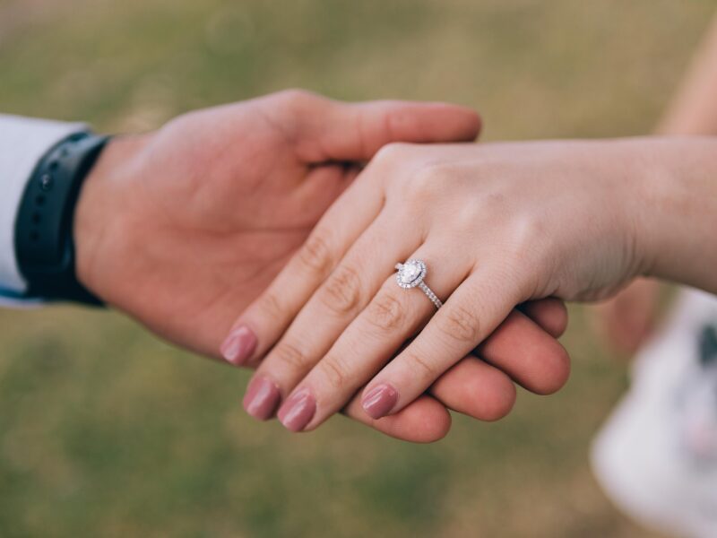 婚約指輪をつけた手元