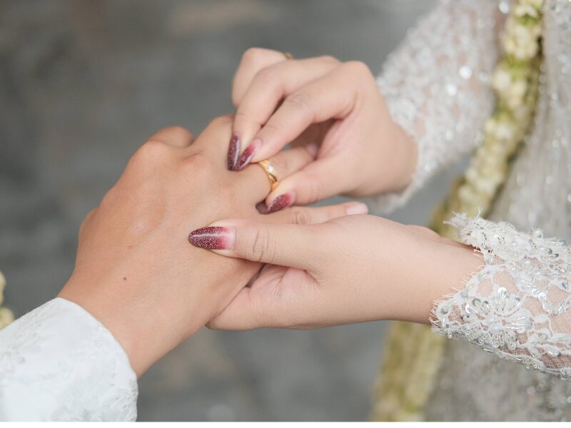 新郎に結婚指輪をつけている様子