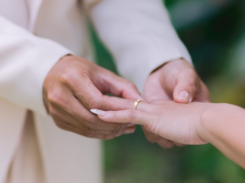 新婦に結婚指輪をつけている様子