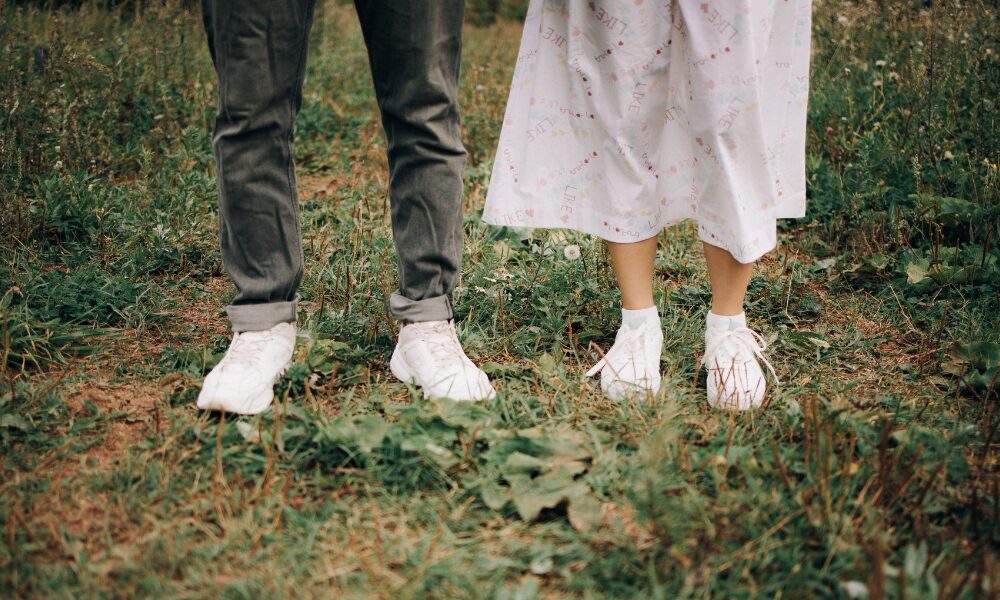 お揃いの靴を履くカップル
