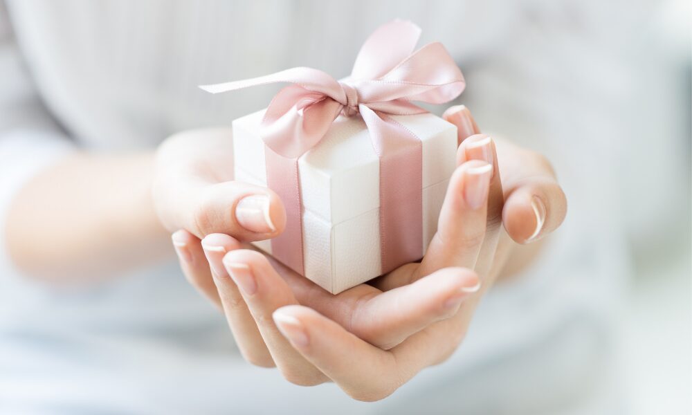 プレゼントを贈る手元