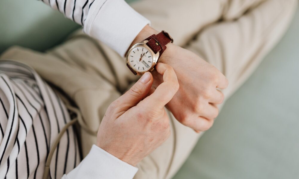 腕時計をした男性の手元