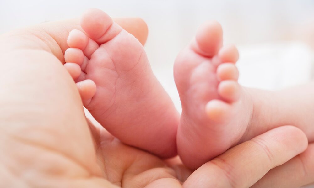 生まれたての赤ちゃんの足元