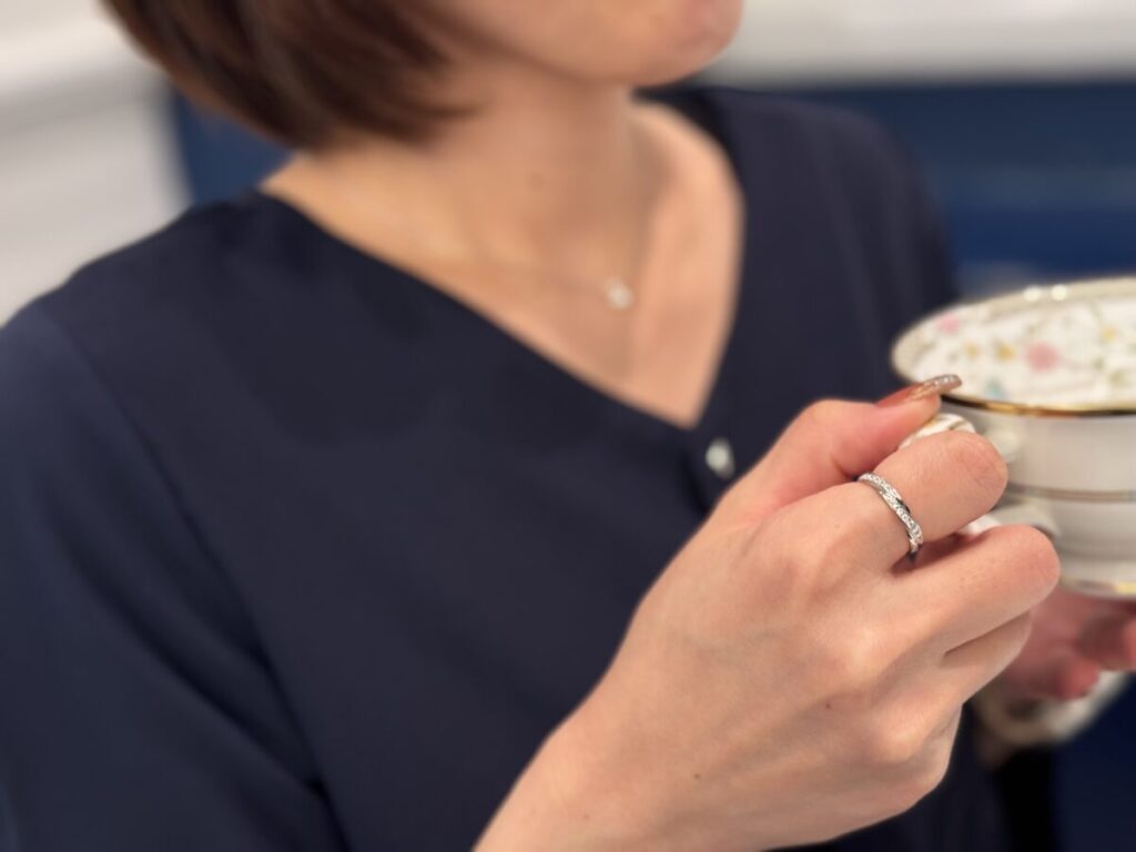 ティータイム中の女性の手元