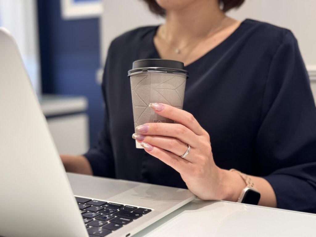 ネックレスと結婚指輪をつけて仕事をしている女性