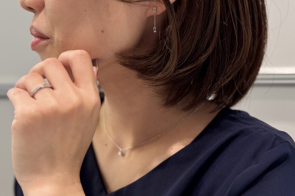 結婚指輪をつけている女性