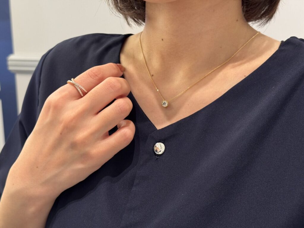 ゴールドのネックレスとリングをつけた女性
