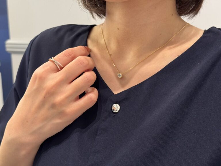 ゴールドのネックレスとリングをつけた女性