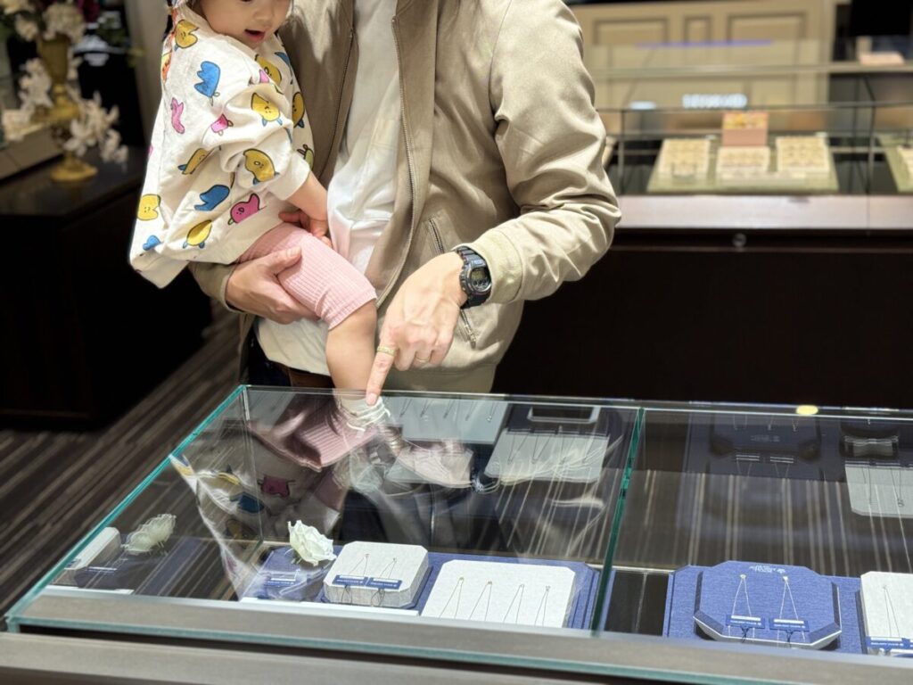 ジュエリーを選ぶ親子