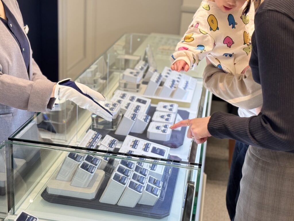 ショップで指輪選びをしている様子