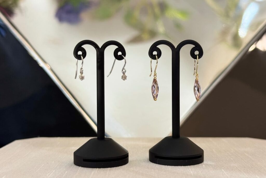 揺れるピアス