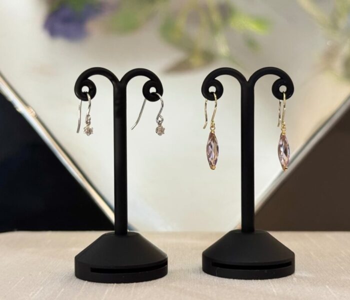 揺れるピアス