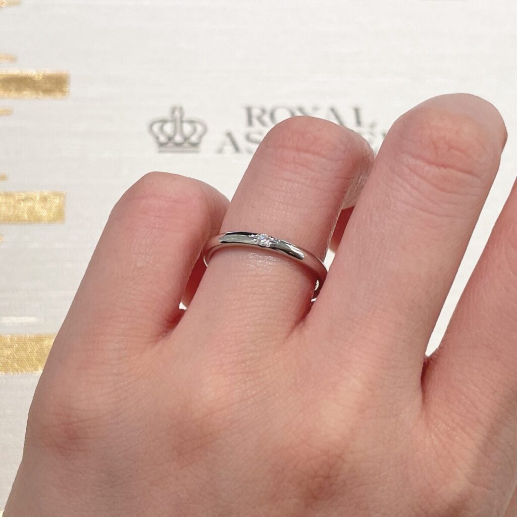 ベーシックな1石ダイヤの結婚指輪をつけた手元