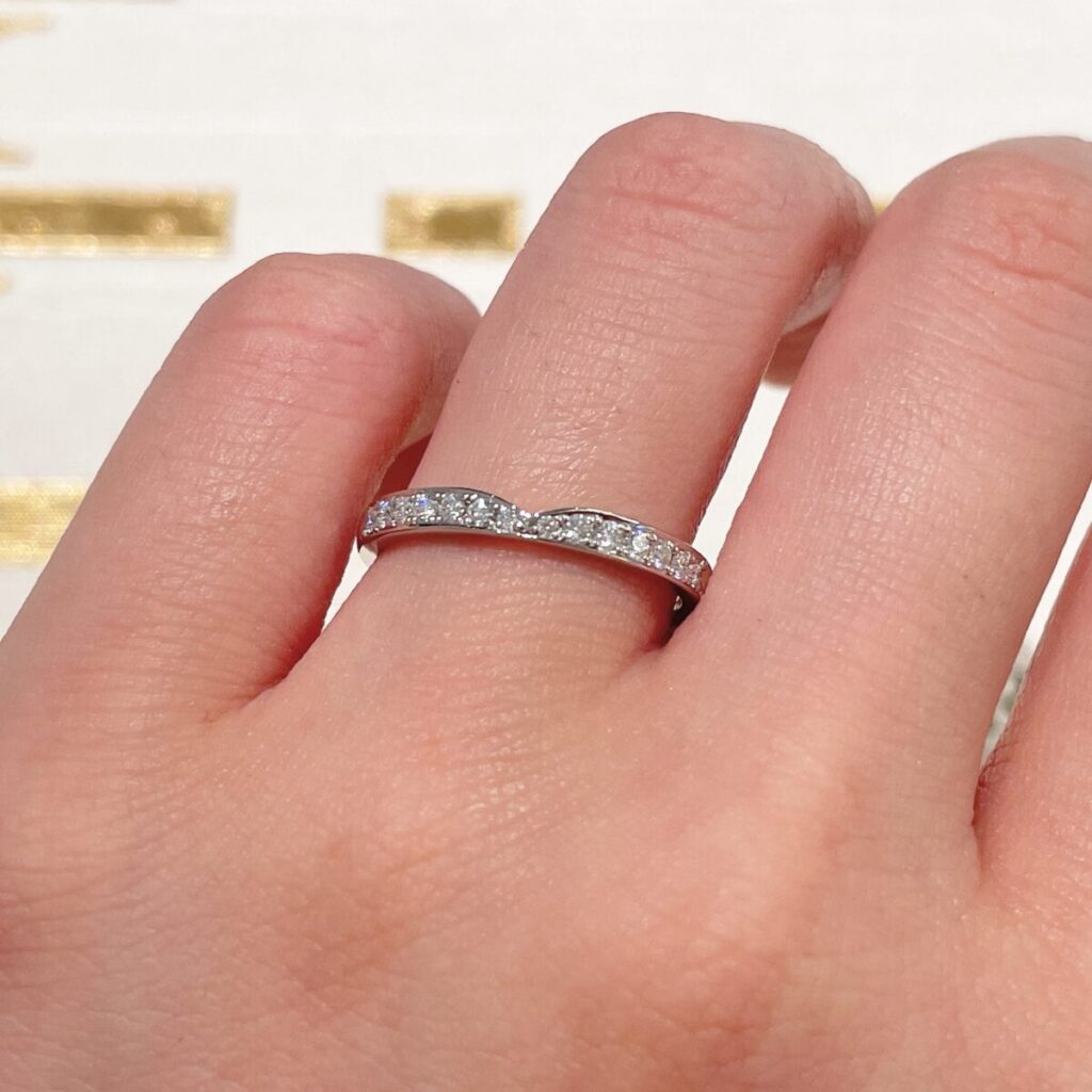 ロイヤル・アッシャーのエタニティの結婚指輪WRB080の着用イメージ