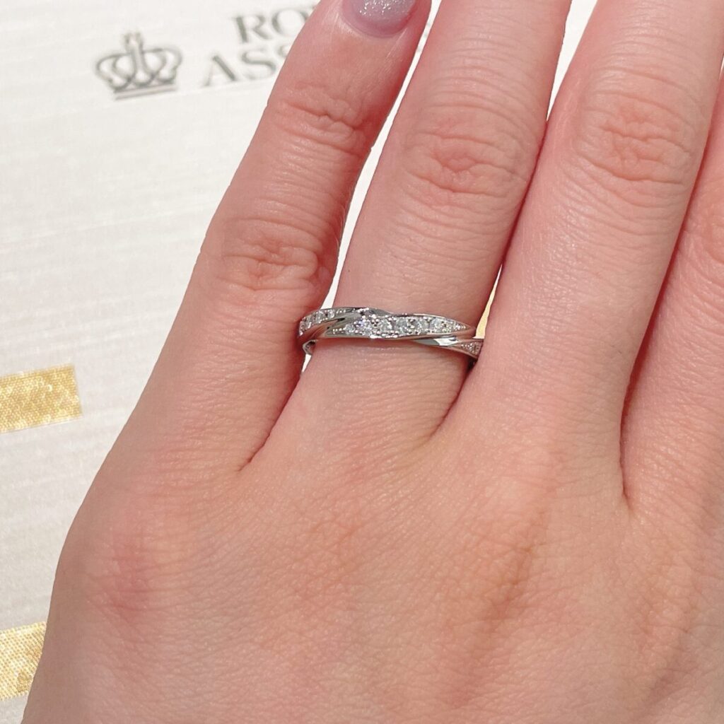 長い指に似合う　ロイヤル・アッシャーの結婚指輪WRB911
