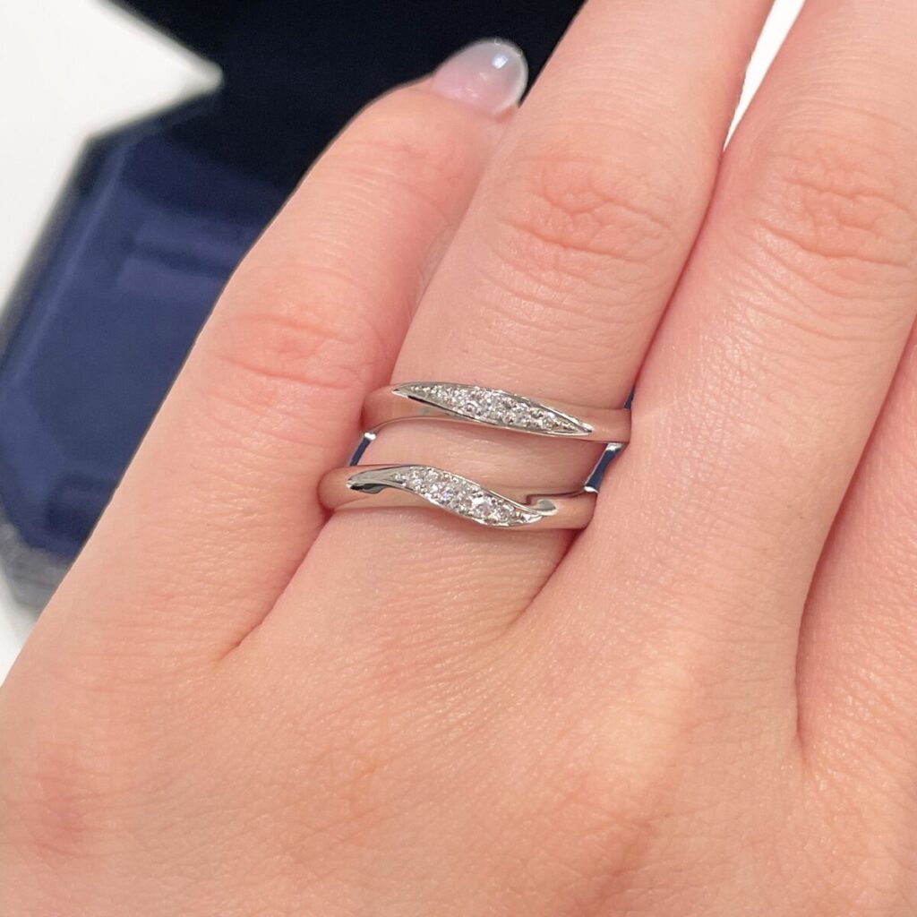 ロイヤル・アッシャーの結婚指輪WRB045・WRB037ウェーブの強さ比較