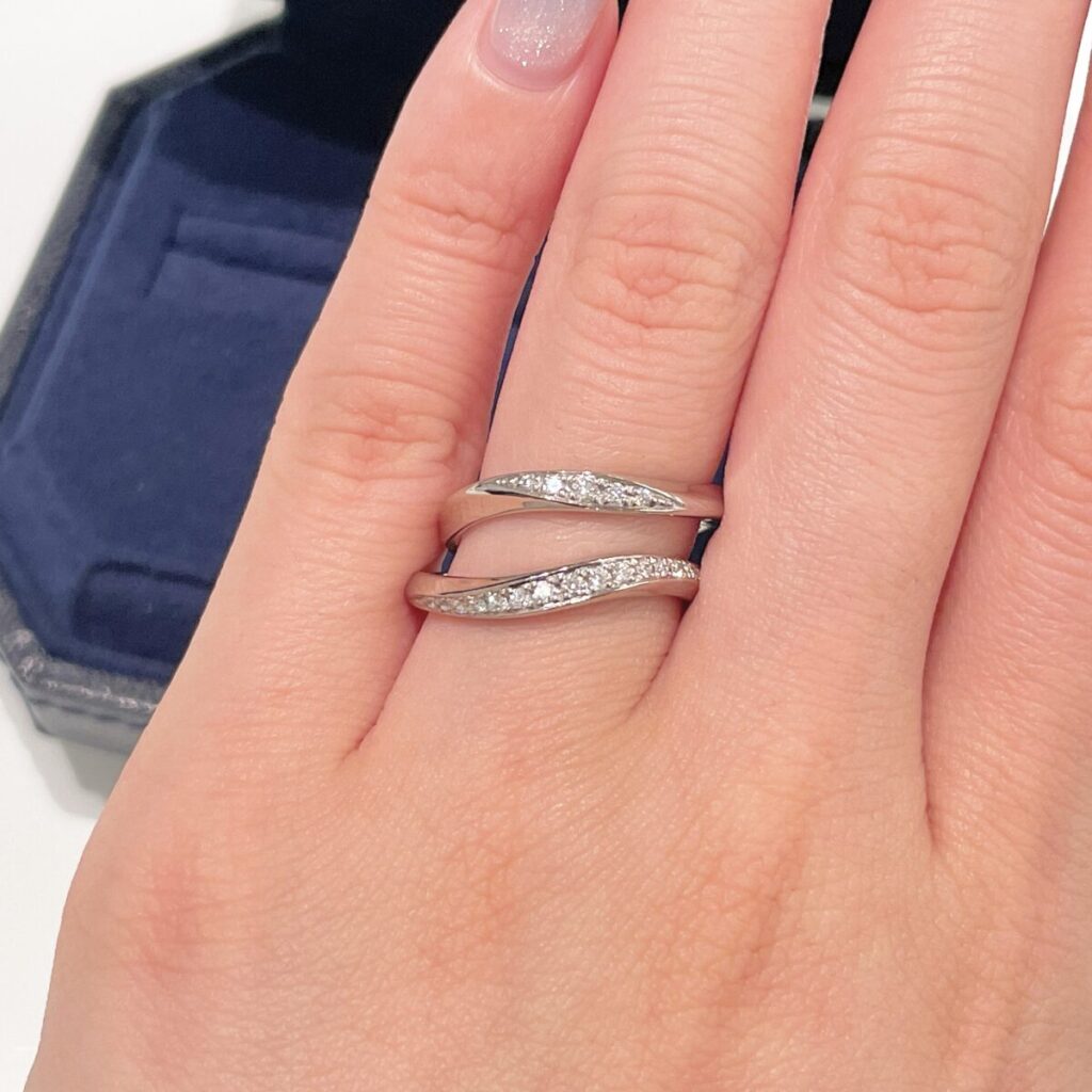 ロイヤル・アッシャーの結婚指輪WRB037・WRB077ウェーブの向き比較