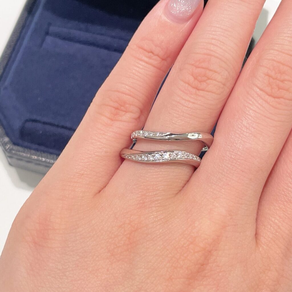 ロイヤル・アッシャーの結婚指輪WRB077・WRB070ダイヤモンドの入り方比較