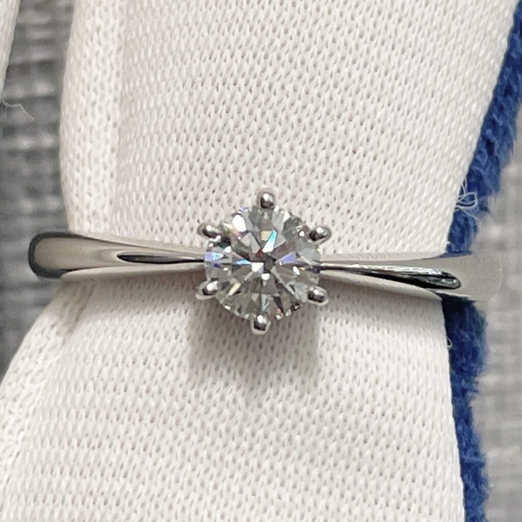 ダイヤモンド6点留めの婚約指輪