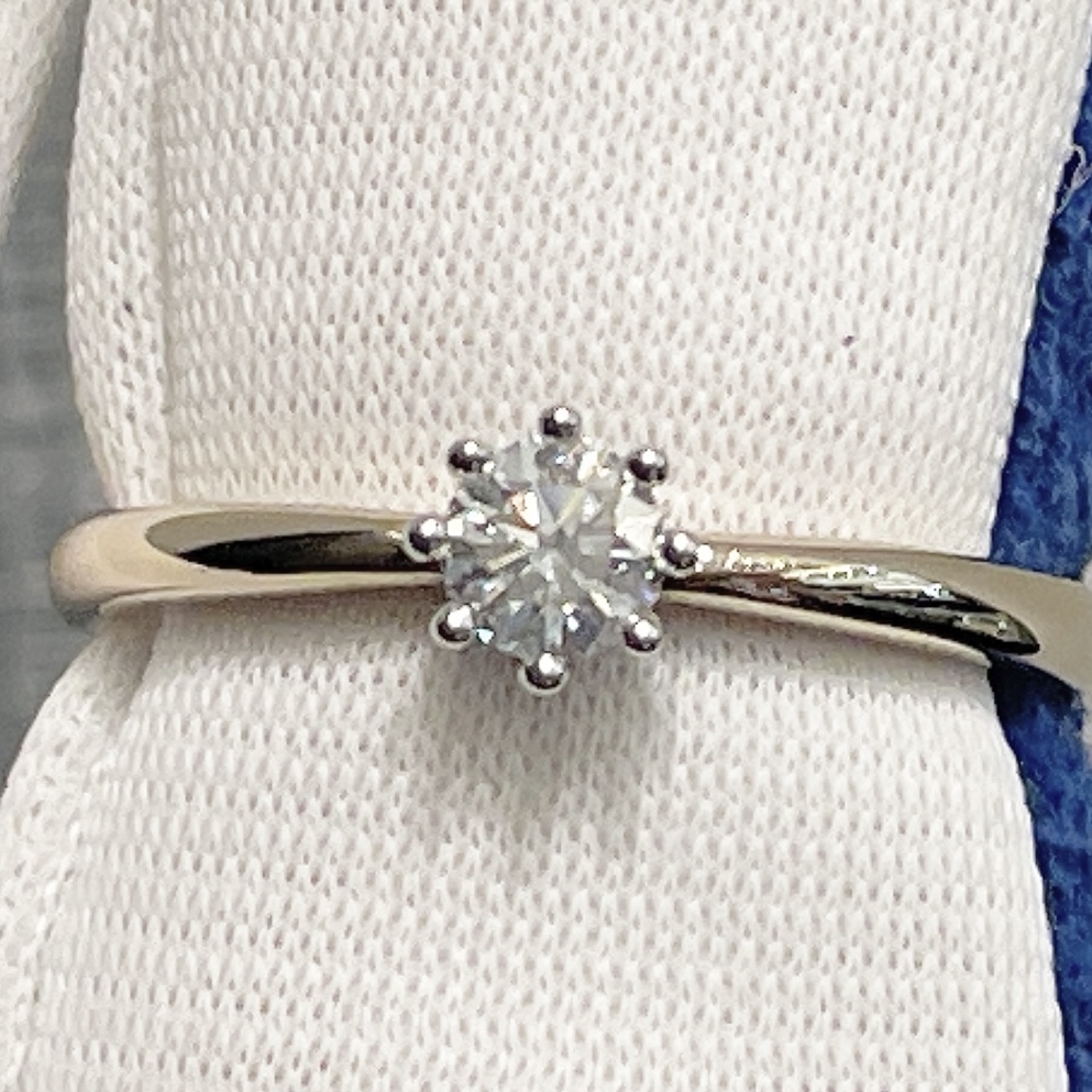 ダイヤモンド8点留めの婚約指輪
