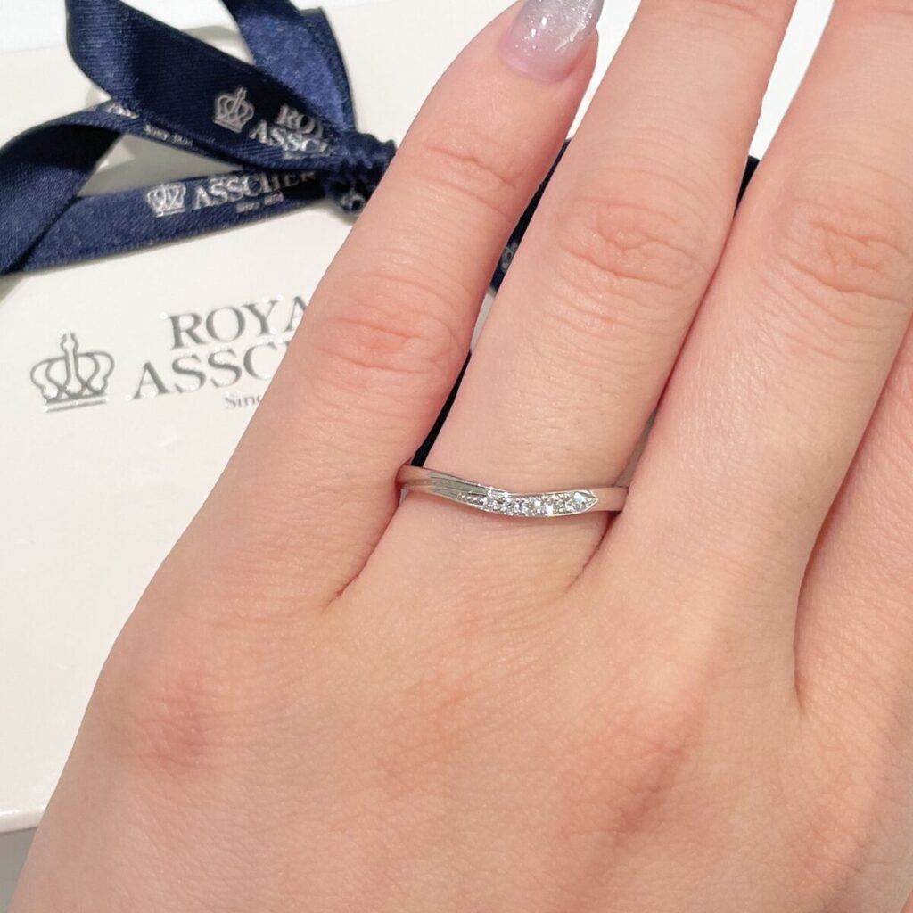 短くて細い指に似合う　ロイヤル・アッシャーの結婚指輪WRB913