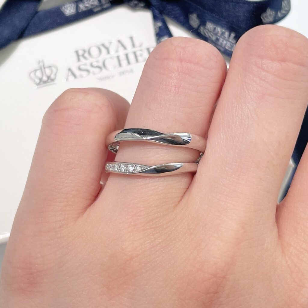 ロイヤル・アッシャーのV字の結婚指輪WRA059/WRB069