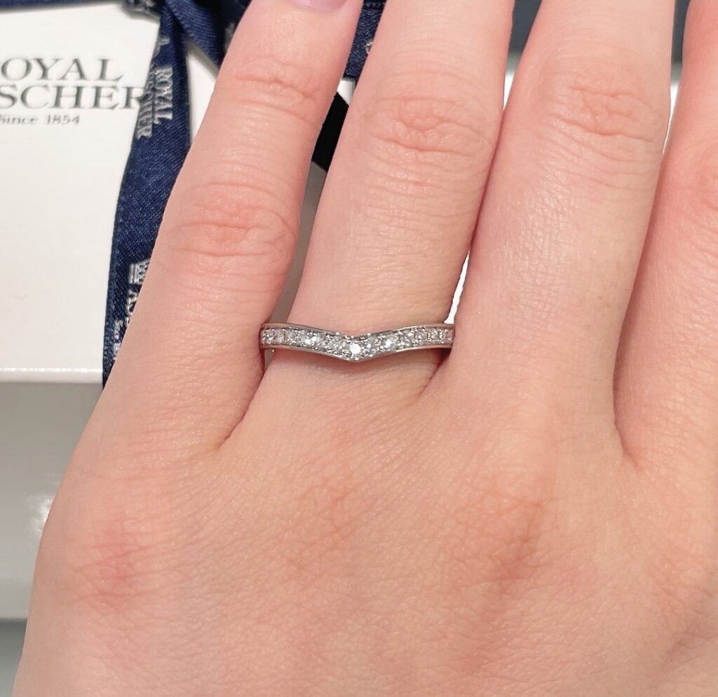 正しい向きでつけたV字の結婚指輪