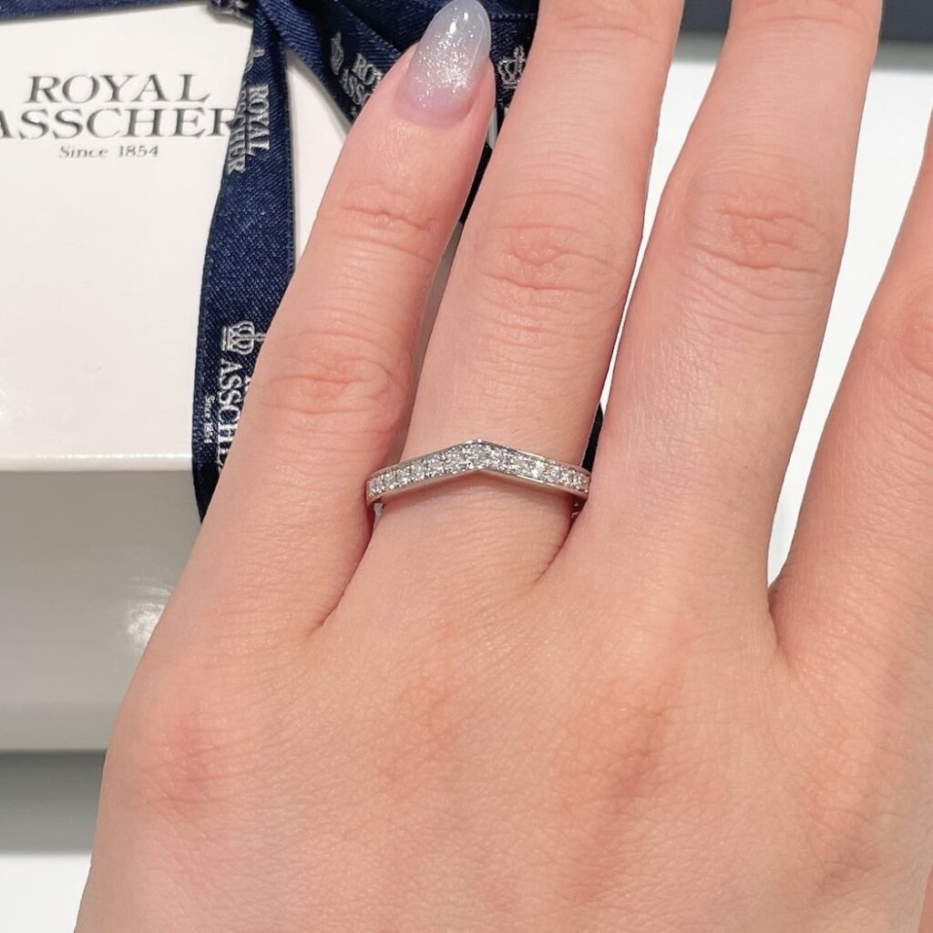 上下逆につけたV字の結婚指輪