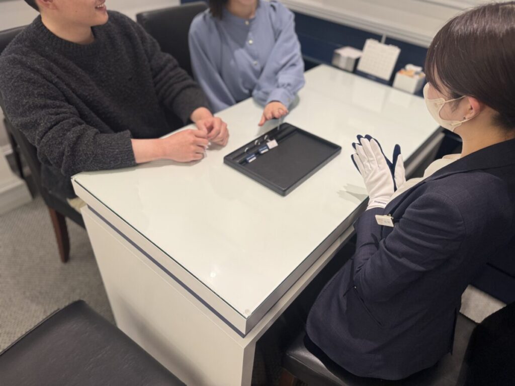 ショップで指輪選びをするカップル