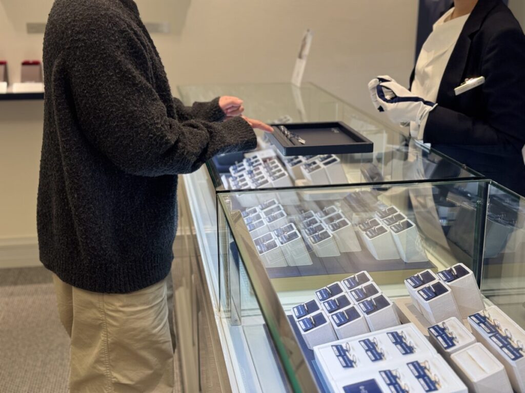 新潟のショップでプロポーズのために婚約指輪を選ぶ男性