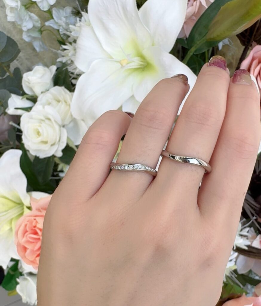 華やかでフェミニンな結婚指輪