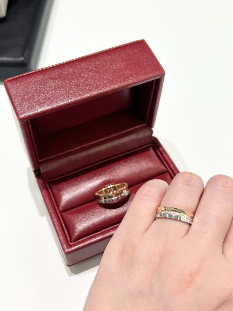 重ねづけ風のモニッケンダムの結婚指輪19WR61/19WR62の着用画像