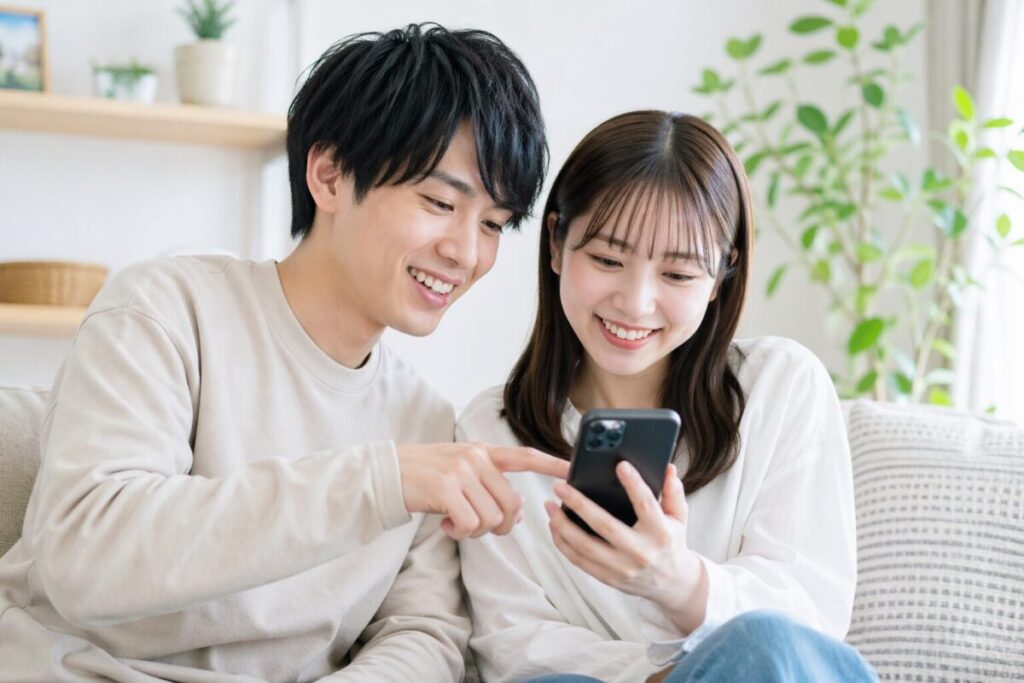 情報収集するカップル