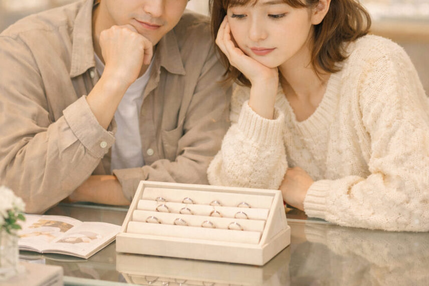 結婚指輪を検討するカップル